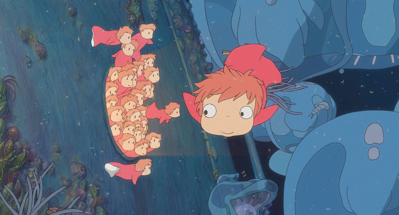 Ponyo et ses sœurs poissons sous l'eau, dans un décor marin bleu