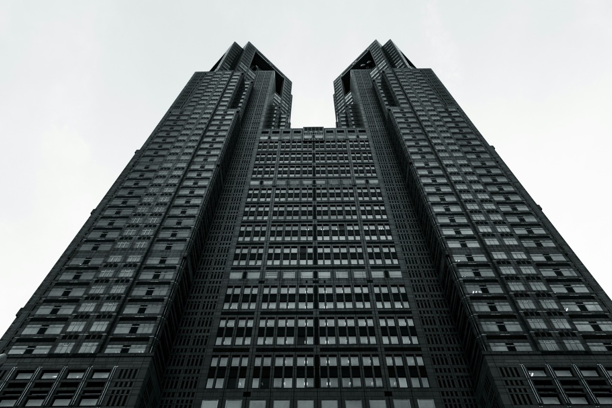 Les deux tours jumelles du bâtiment du gouvernement métropolitain de Tokyo, vues du pied vers le sommet