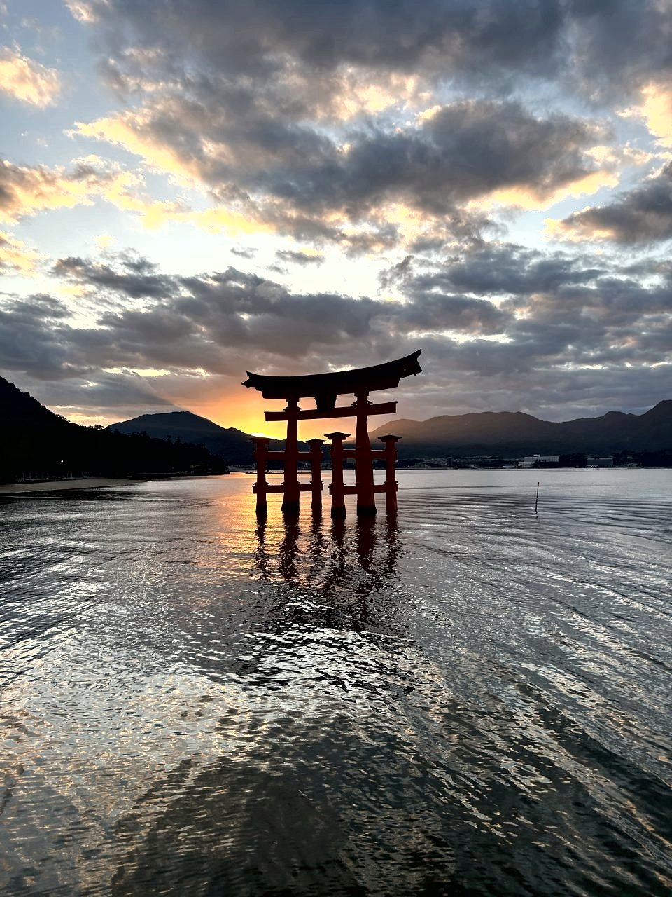 Le torii flottant du sanctuaire Itsukushima à Miyajima, au coucher du soleil, à marée haute