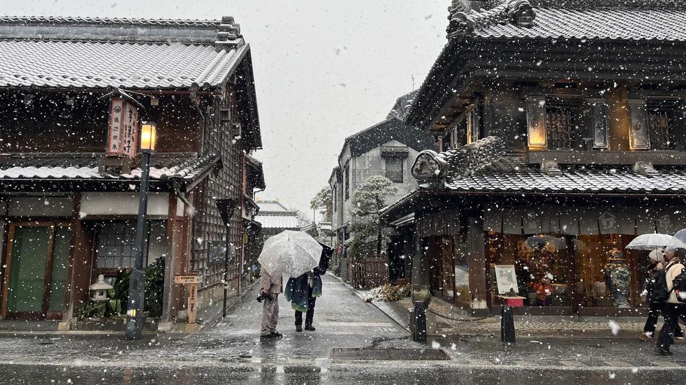 La rue Ichibangai de Kawagoe sous la neige, bordée d'entrepôts de marchands kurazukuri aux toits de tuiles, en février.