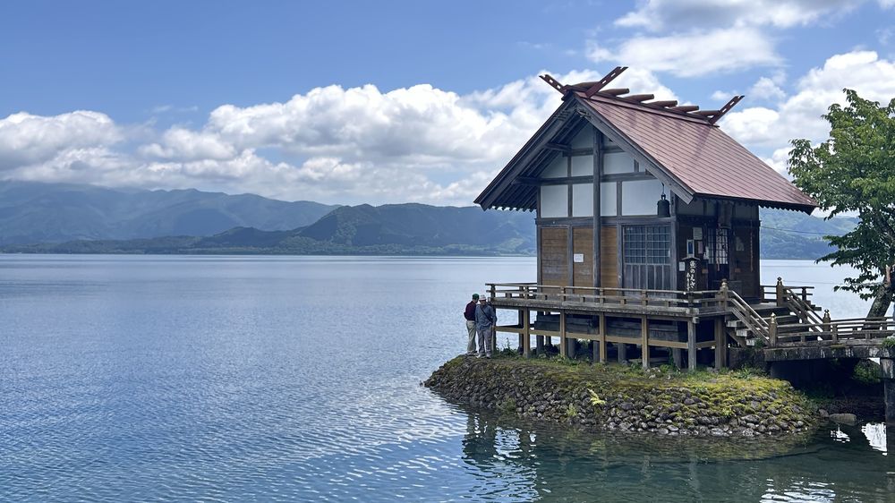 Petit sanctuaire de bois sur un promontoire du lac Tazawa, préfecture d'Akita, sous un ciel de fin mai.