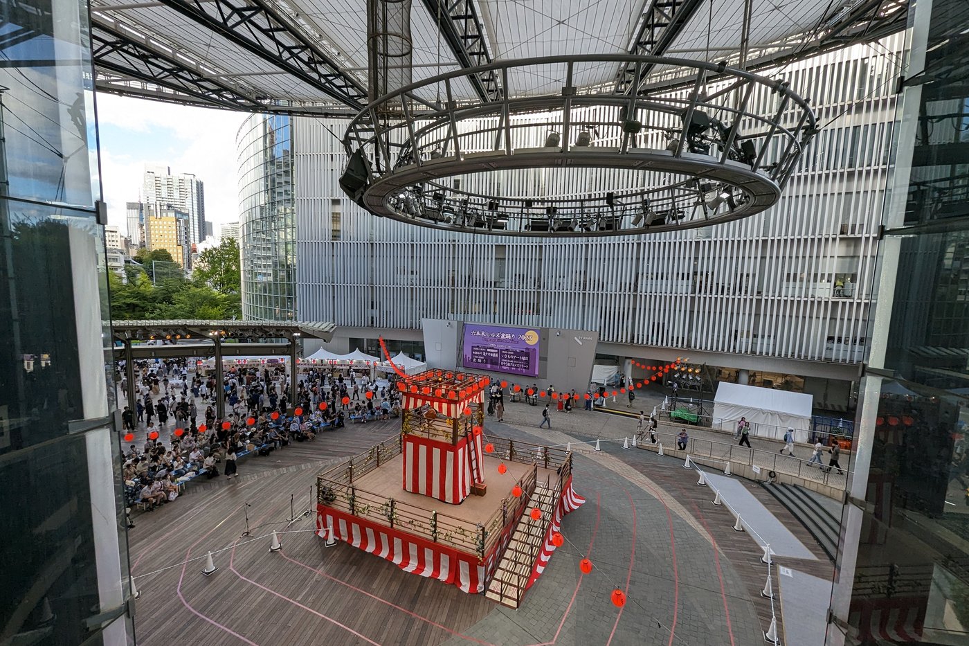 Tour de bois rouge et blanc du bon odori de Roppongi Hills, vue en surplomb, foule au loin.