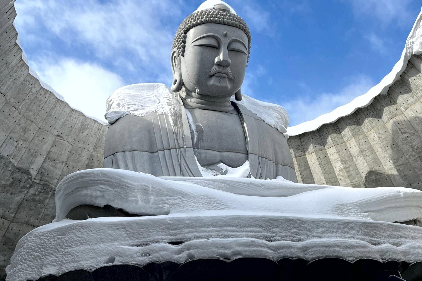 Tête du grand Bouddha de béton (Atama Daibutsu) couverte de neige, cimetière Takino à Sapporo.