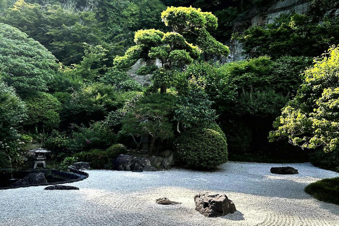 Jardin sec (karesansui) de gravier ratissé et rochers au temple Hōkoku-ji, à Kamakura.