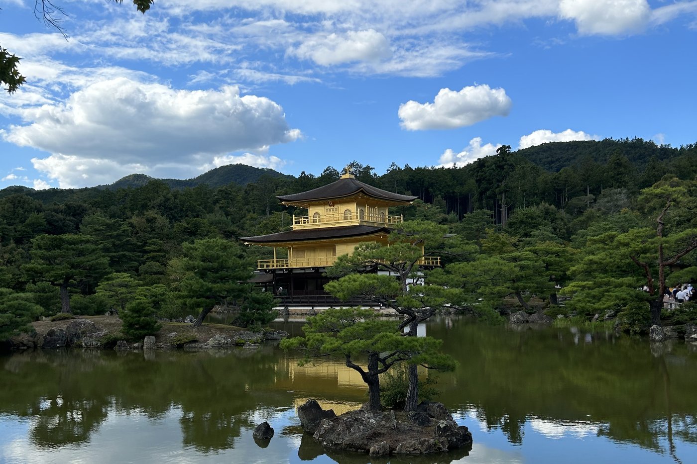 Le pavillon d'or (Kinkaku-ji) reflété dans son étang, entouré de pins, à Kyoto.