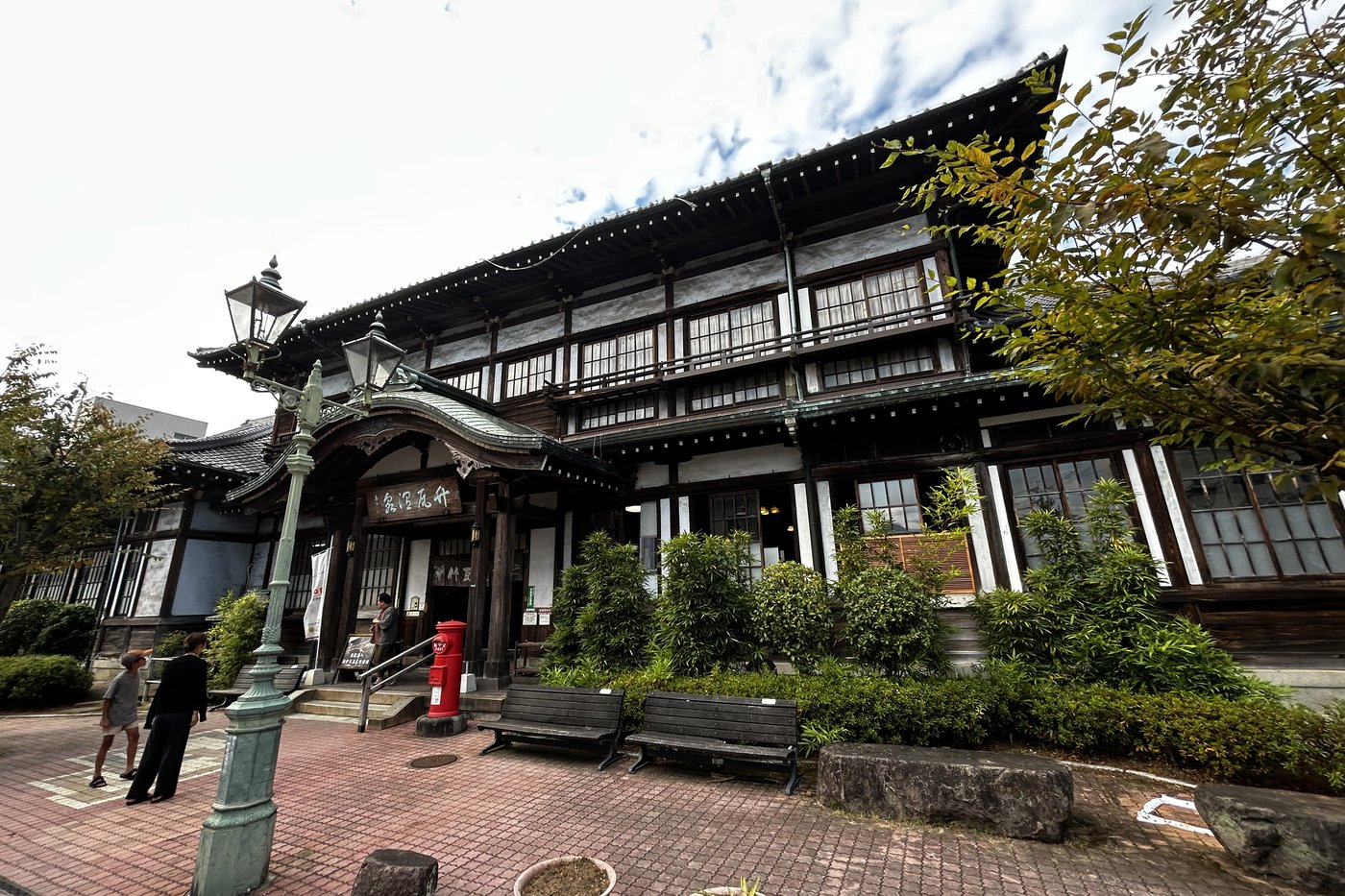 Façade en bois du bain public historique Takegawara Onsen, à Beppu.